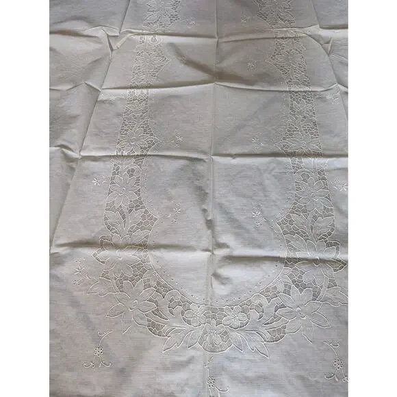 Vintage plastice WIPEABLE oval table cloth faux embroidery pattern 55" x 88" - Picture 7 of 8